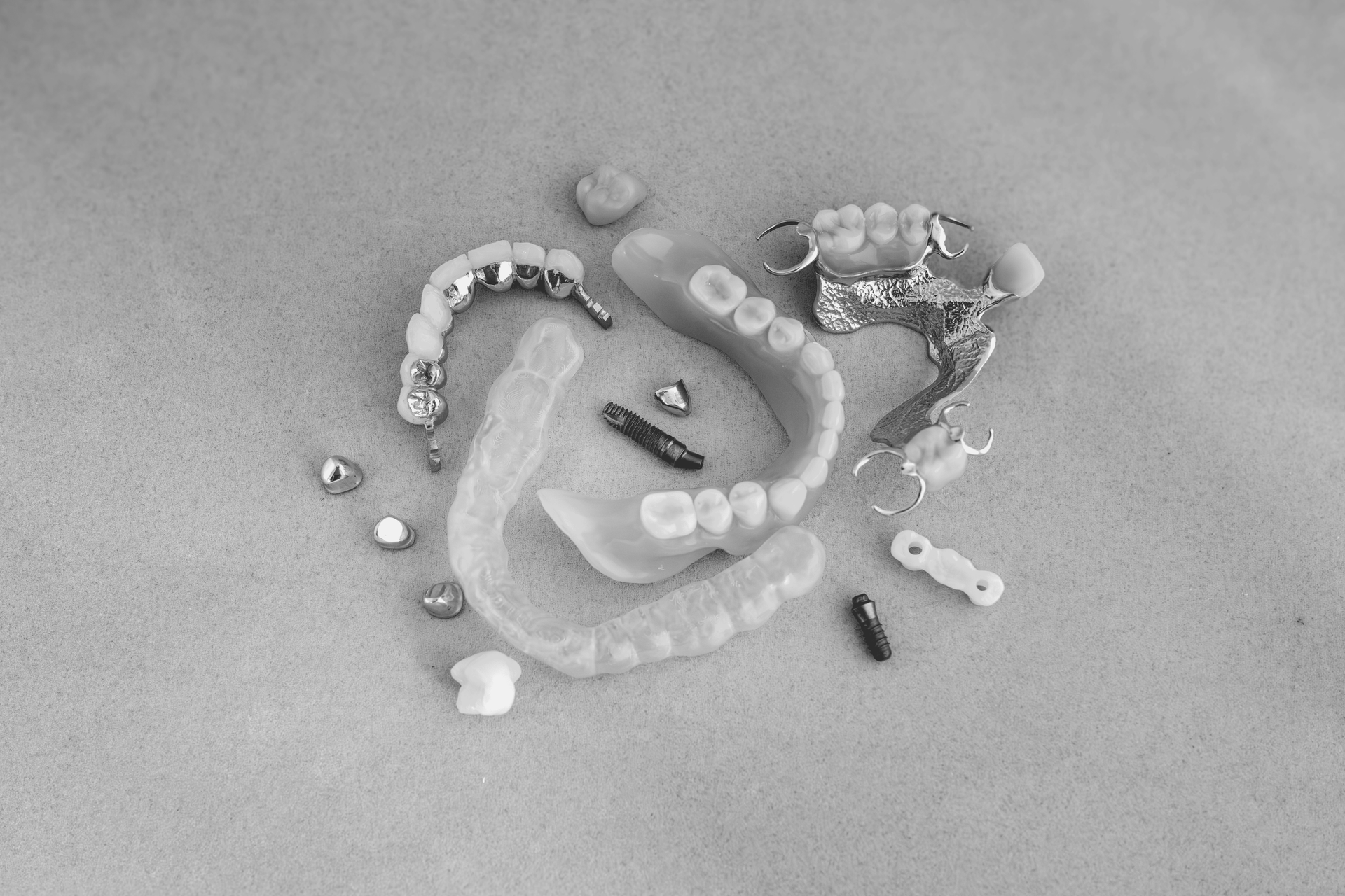 Ein Zahnmodell wird von einer Maschine gescannt, ein Computerbildschirm zeigt einen 3D-Scan an.