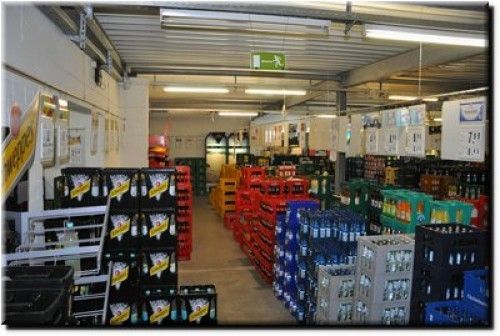 Halle mit Kästen diverser Getränke