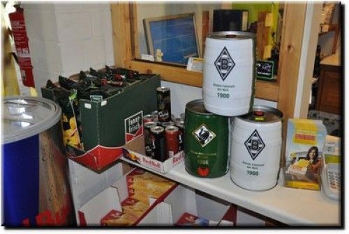 Chipstüten und Bierfässer