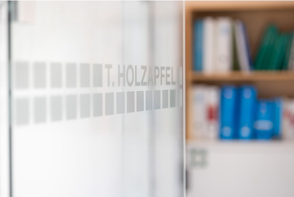 Eine Gruppe Bauarbeiter posiert vor einem im Bau befindlichen Gebäude für ein Foto.