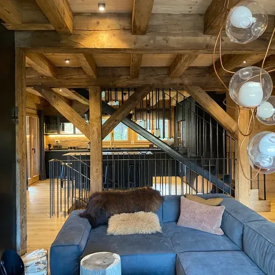 Intérieur avec poutres en bois du Chalet Anneix