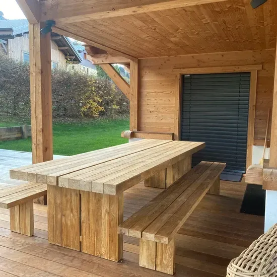 Extérieur avec table et banc du Chalet Anneix