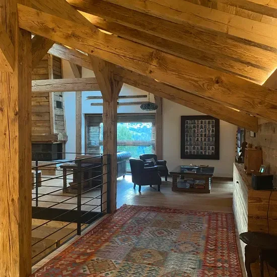 Salon intérieur de la Ferme Mandala