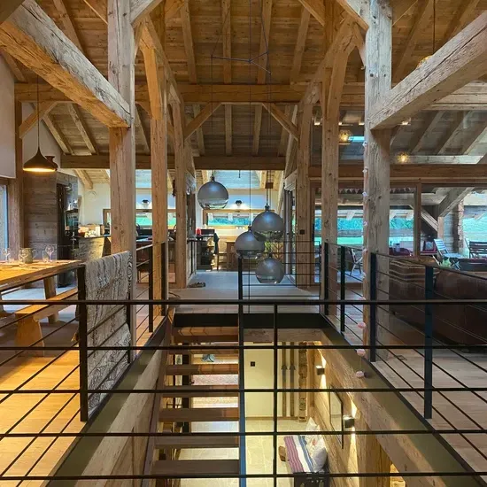 Intérieur avec escaliers de la Ferme Mandala