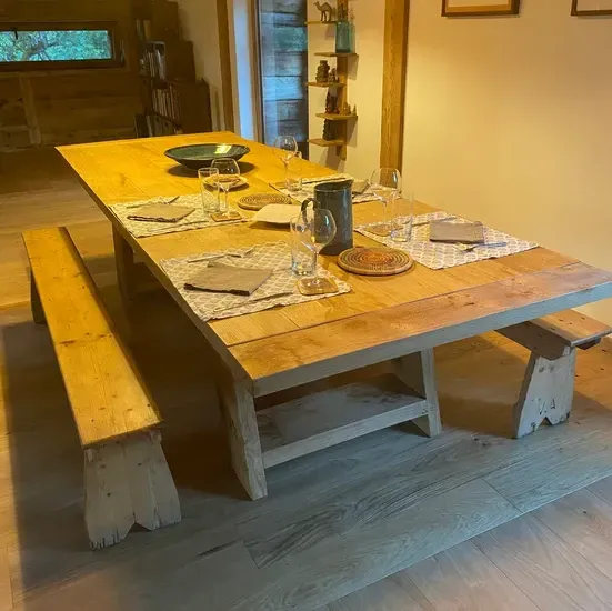 Table en bois de la Ferme Mandala