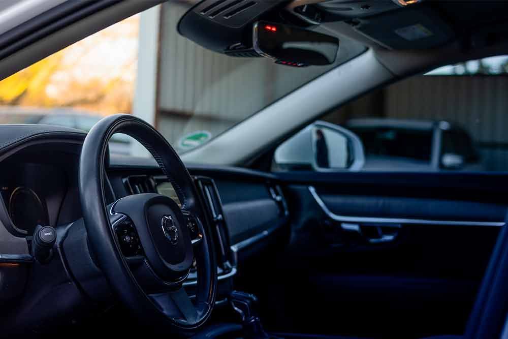 eine Nahaufnahme des Lenkrads eines Autos .