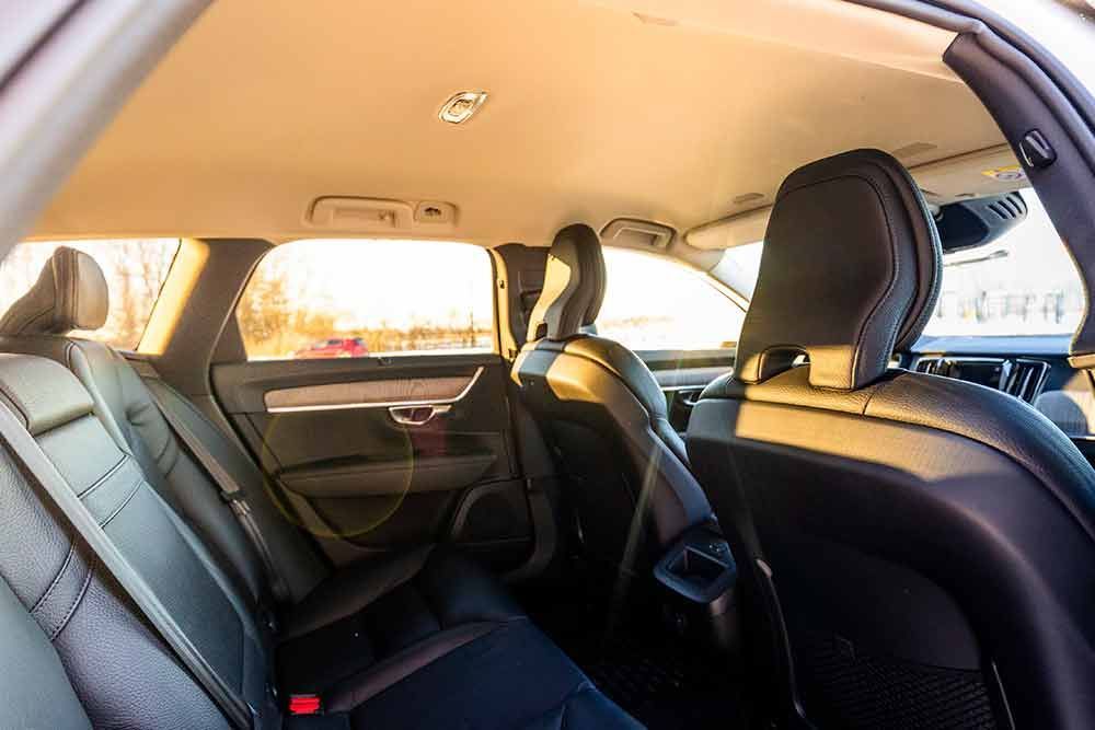 die Rücksitze eines volvo v90 sind sehr klein .