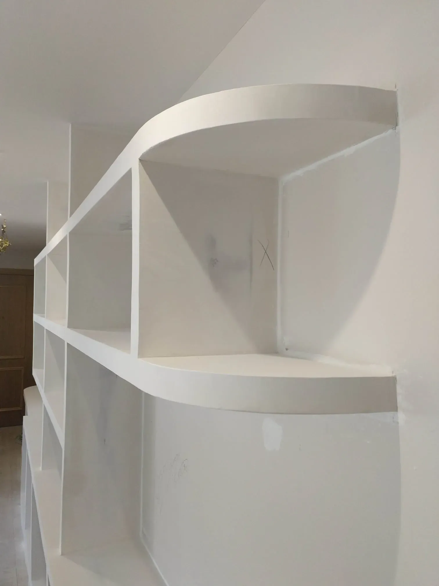 Vista lateral de unas estanterías empotradas modernas de color blanco