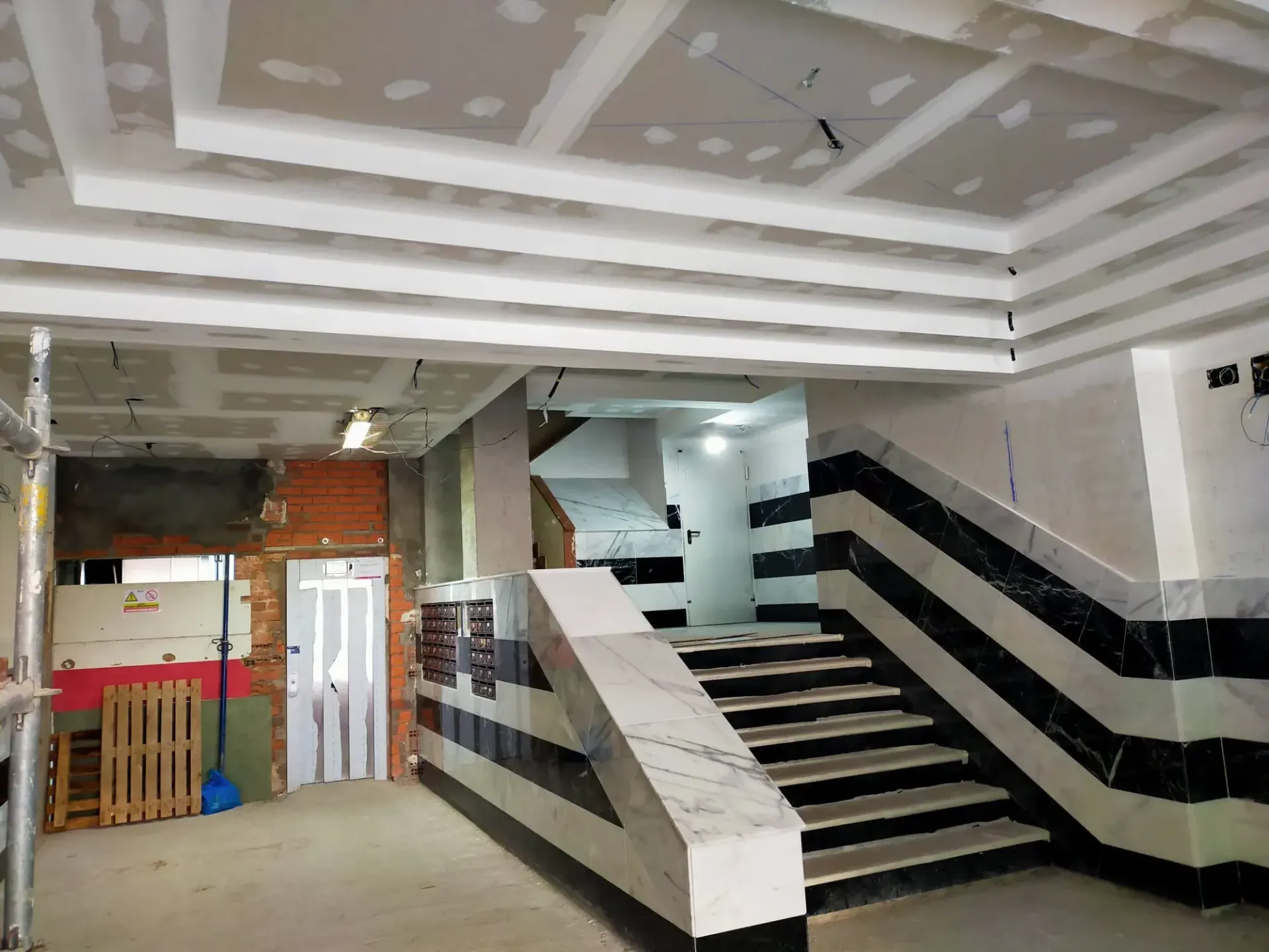 Interior del vestíbulo de un edificio sin terminar