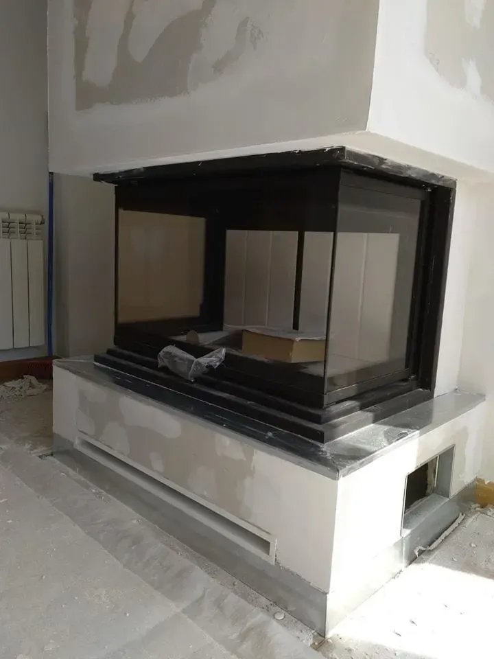 Un inserto de chimenea de esquina moderno en construcción