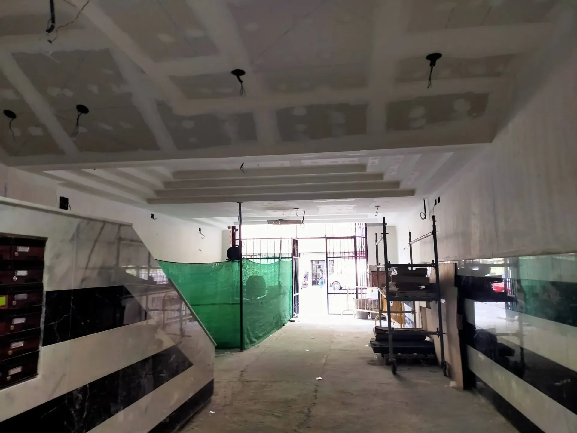 Vista interior de un local comercial en proceso de renovación