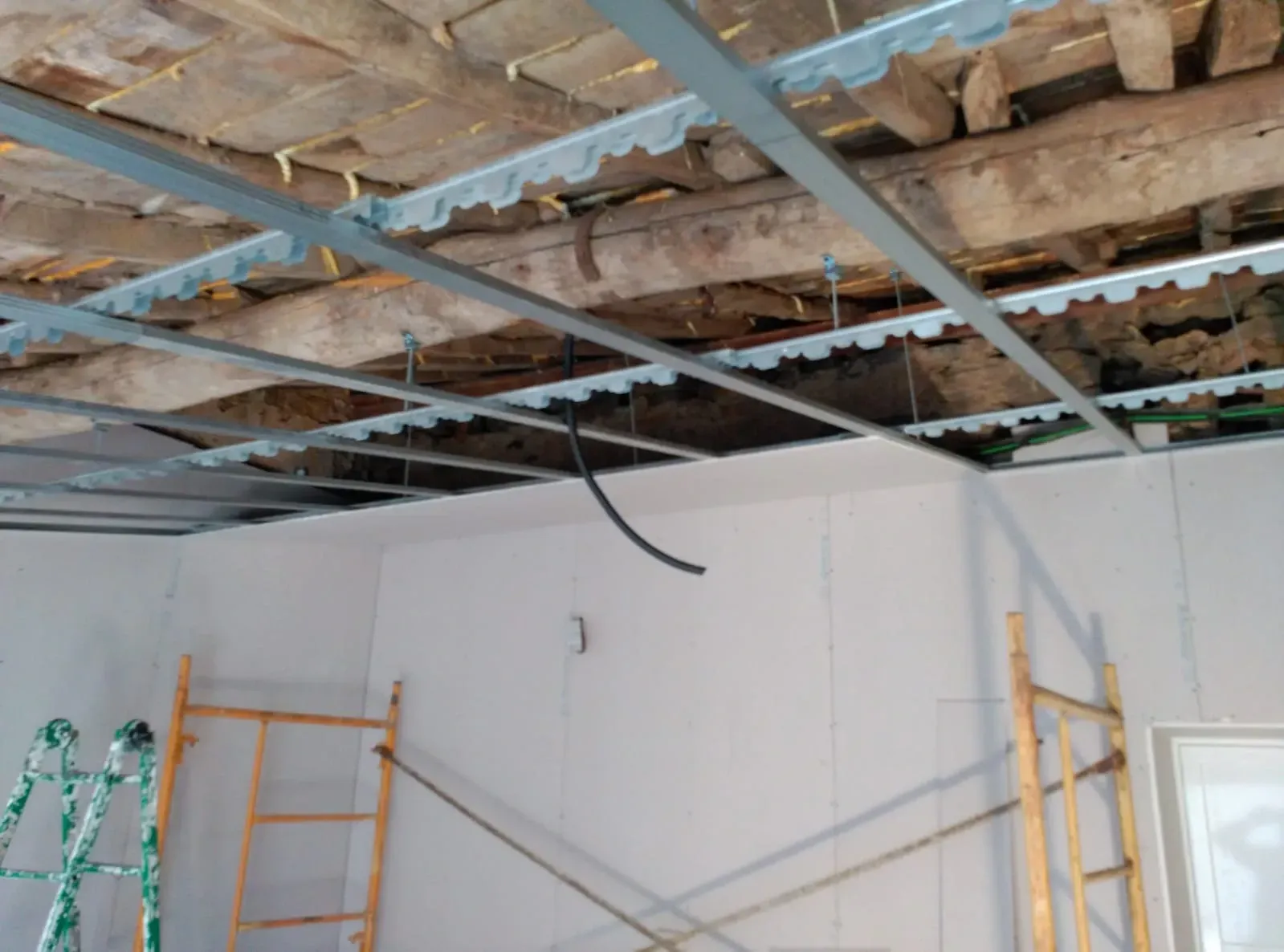 Una obra en construcción en el vestíbulo de un edificio con una escalera de mármol