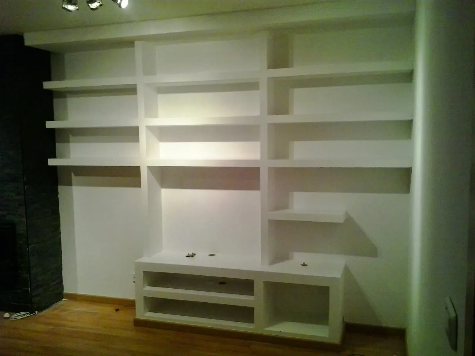 Una estantería empotrada grande