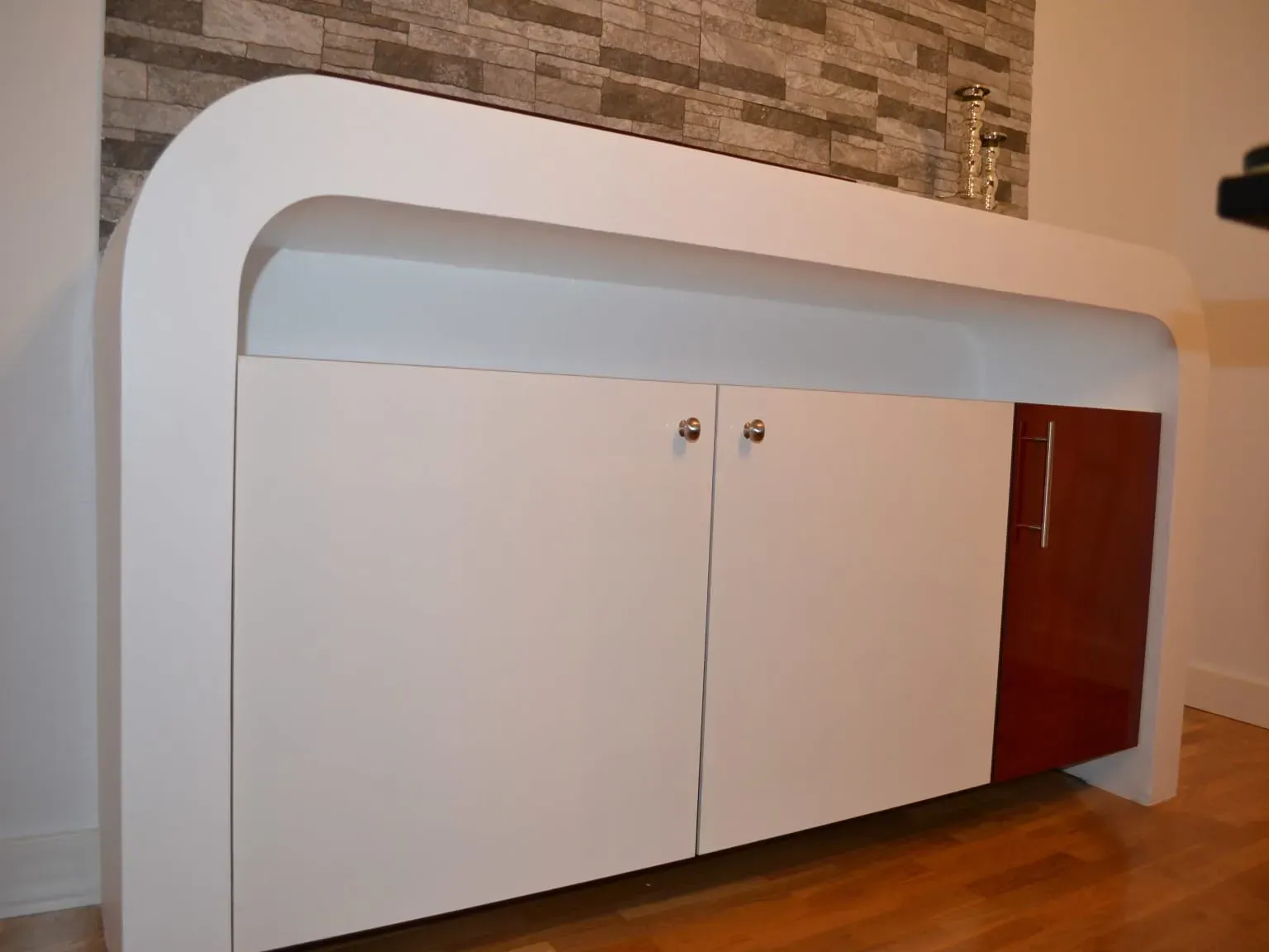 Aparador moderno blanco con marco redondeado