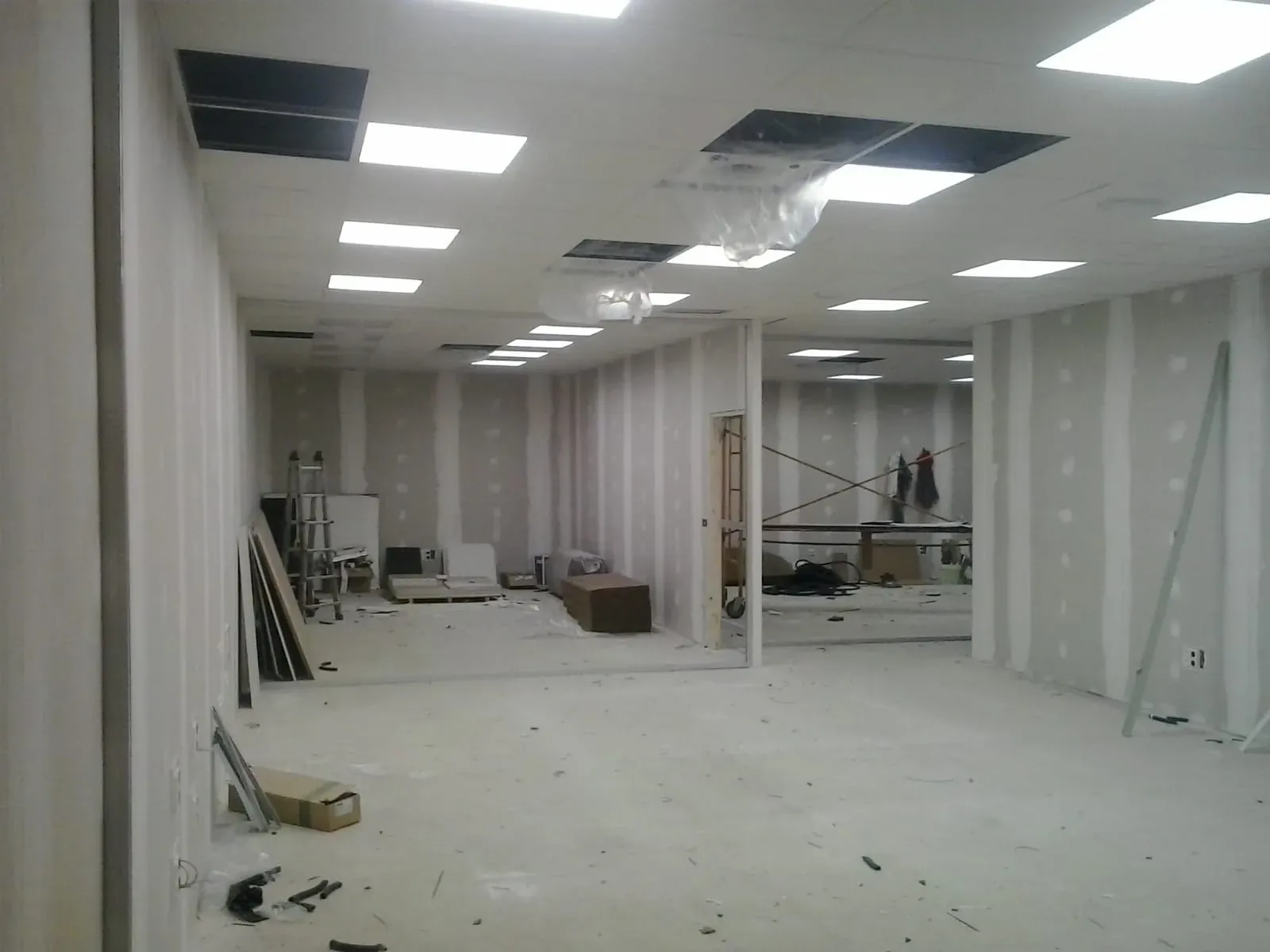 Vista interior de un local comercial en construcción