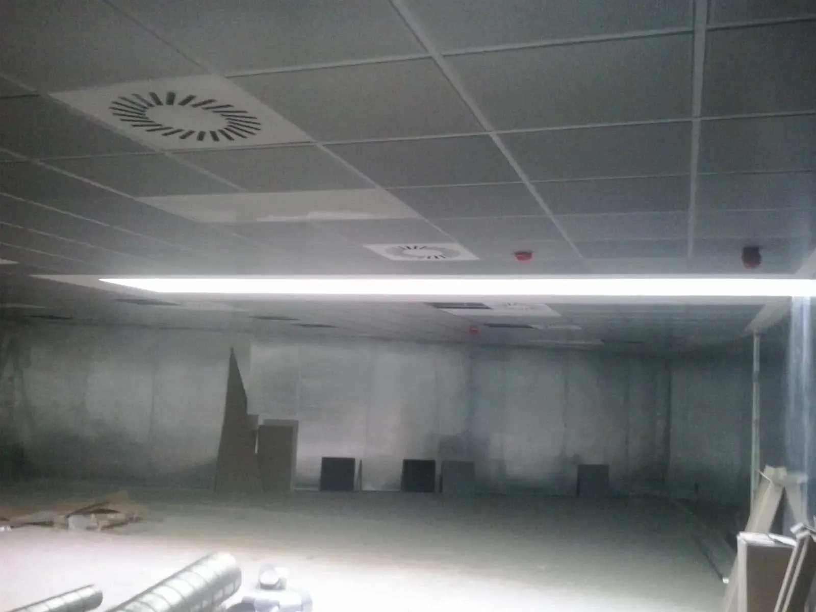 Una habitación en construcción con paredes metálicas