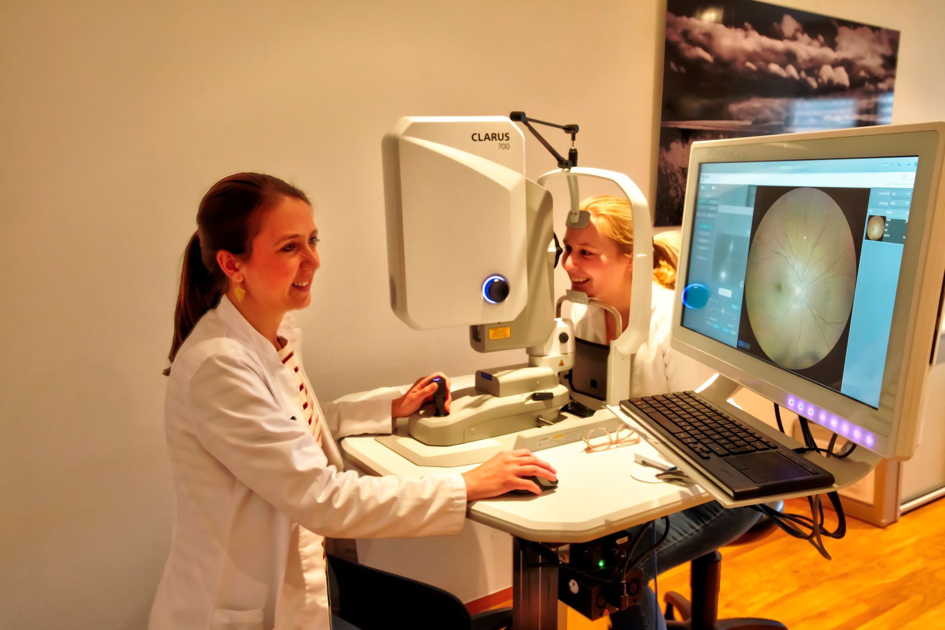 Augenarzt untersucht einen Patienten