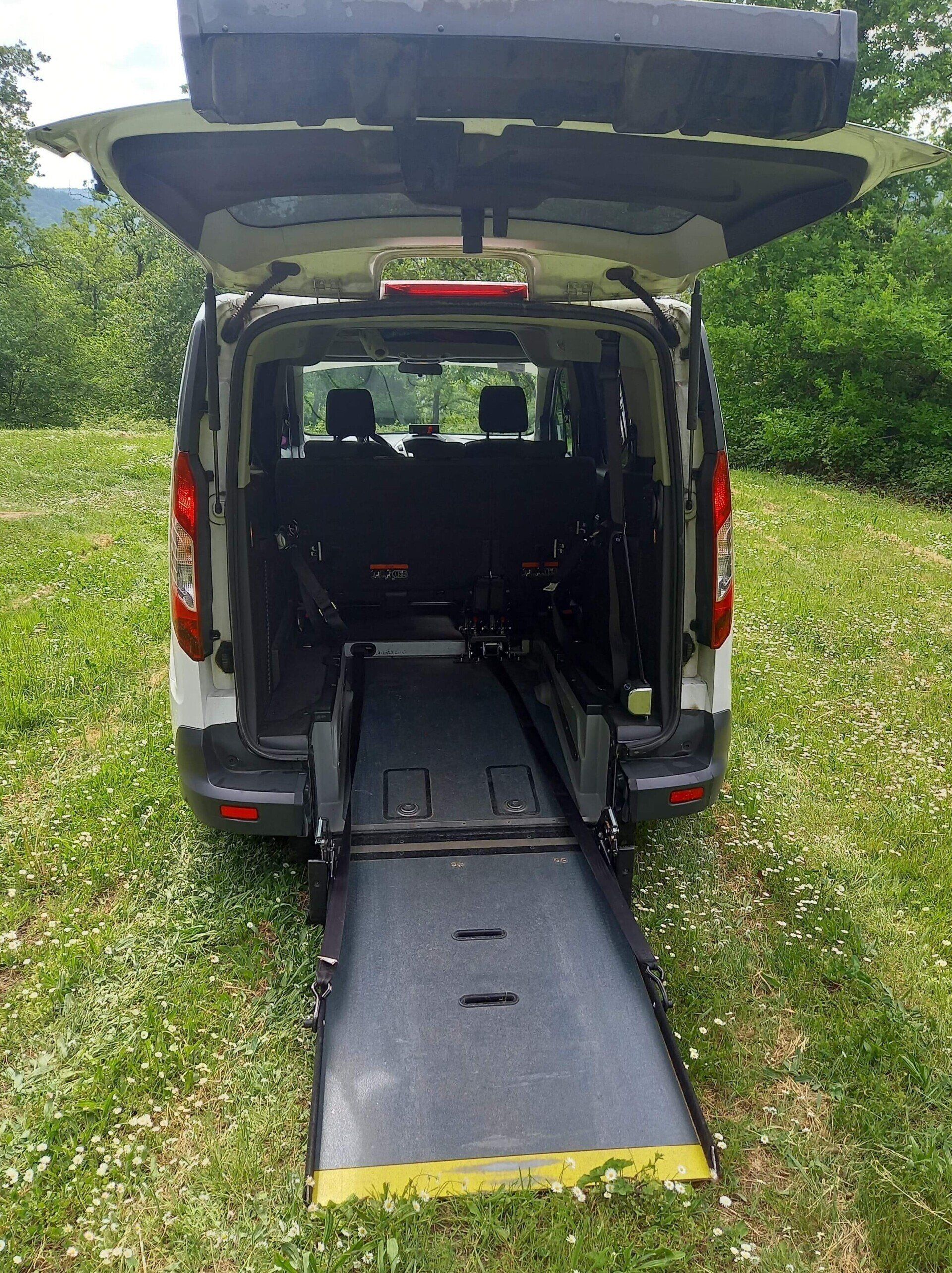 Taxi avec rampe pour fauteuil roulant