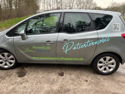 Ein silbernes Auto steht auf einem Parkplatz.