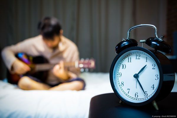 Wecker, Uhr, Mann, Bett, Gitarre