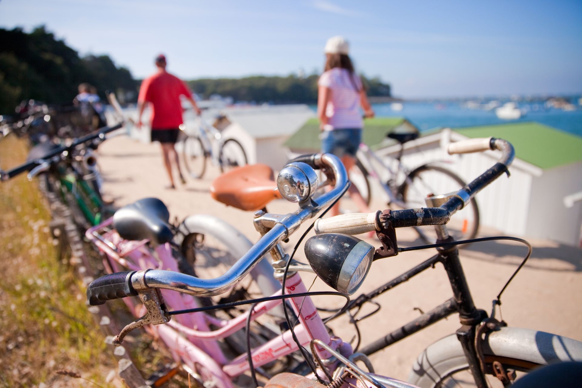 Des vélos posés contre une barrière et des cyclistes derrière