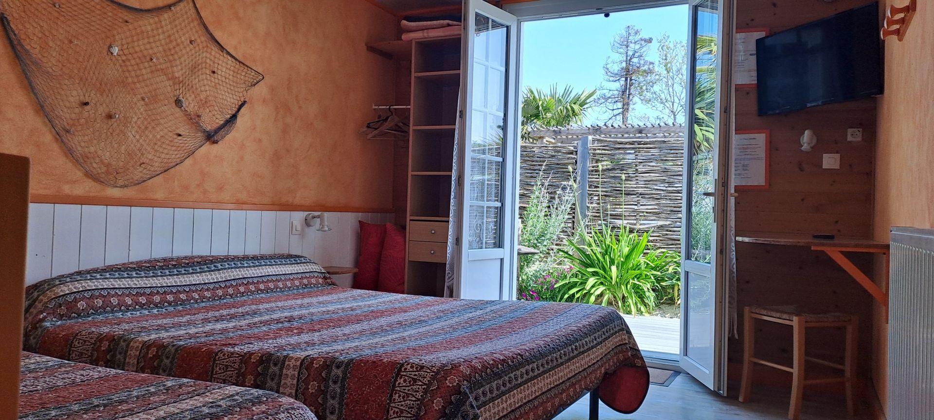 Une chambre avec portes fenêtres ouvertes