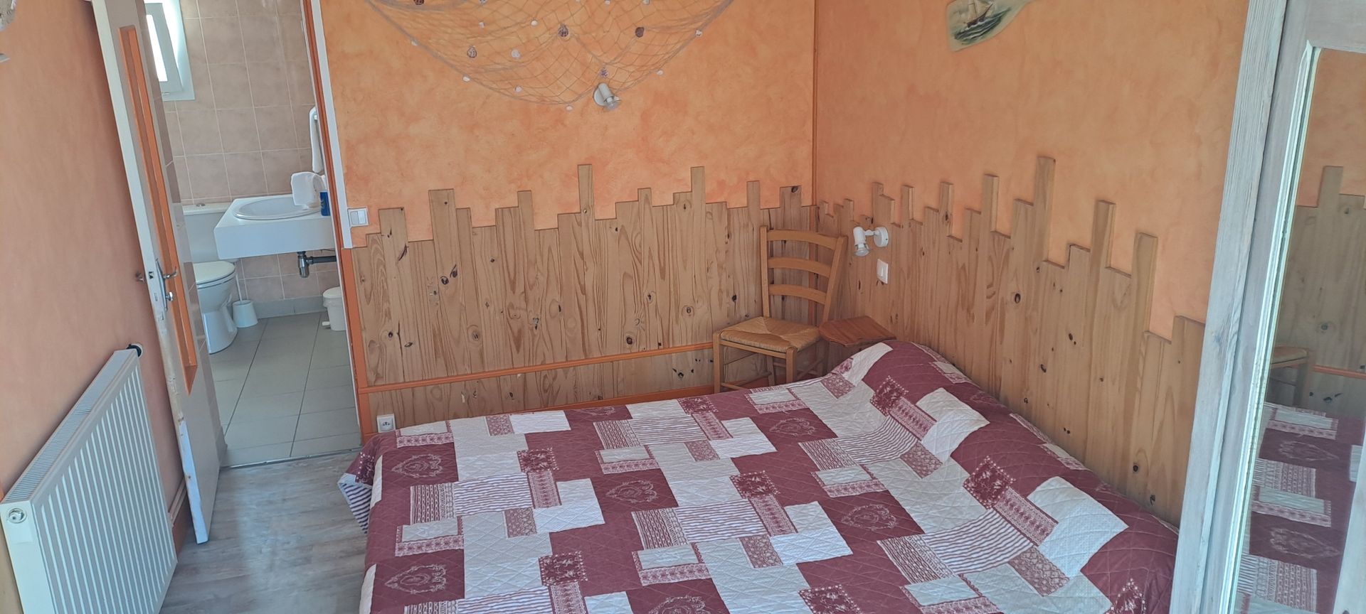 Une chambre avec du lambris bois