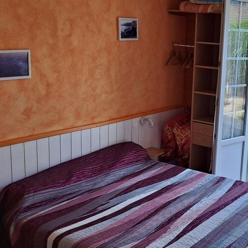 Une chambre aux murs orange