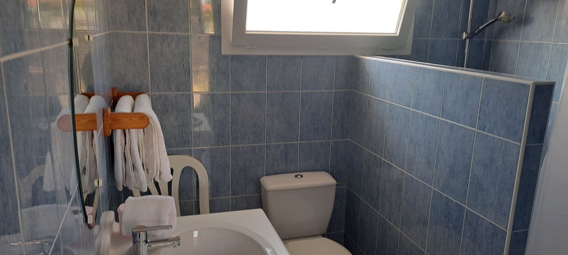 Une salle de bains bleue