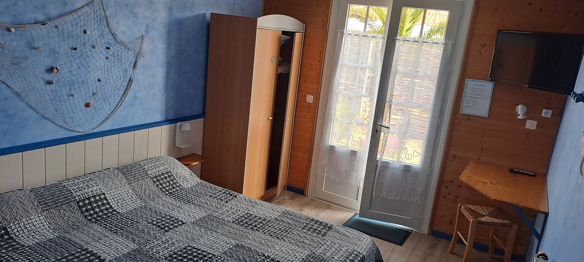 Une chambre avec armoire en bois