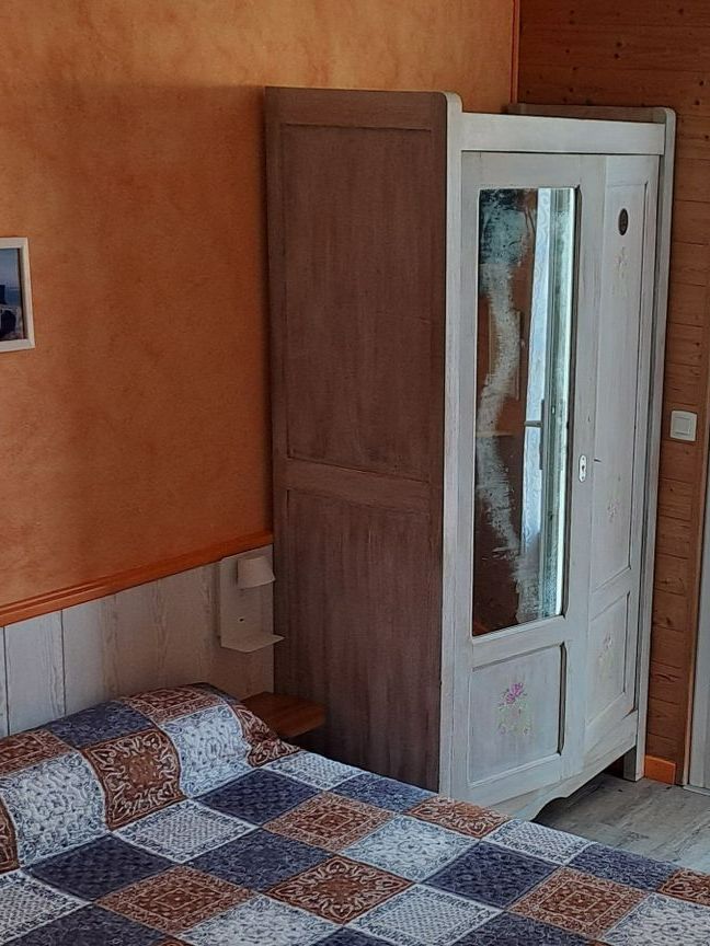 Une chambre avec une armoire en bois