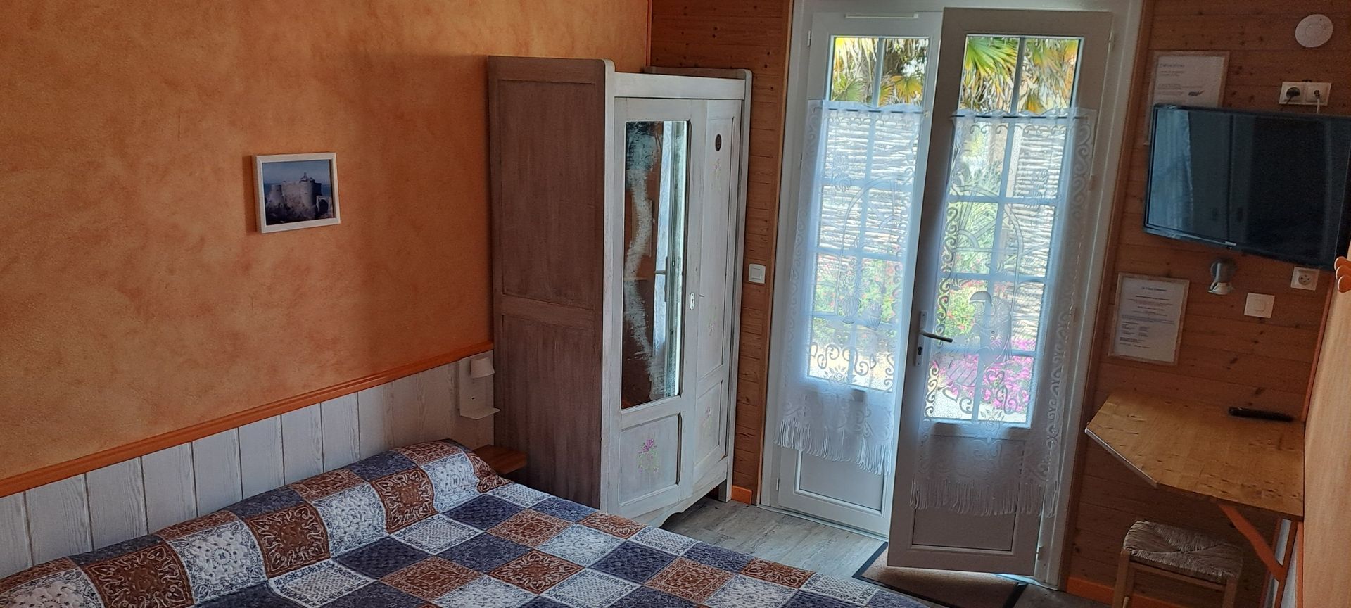 Une chambre avec des murs orange