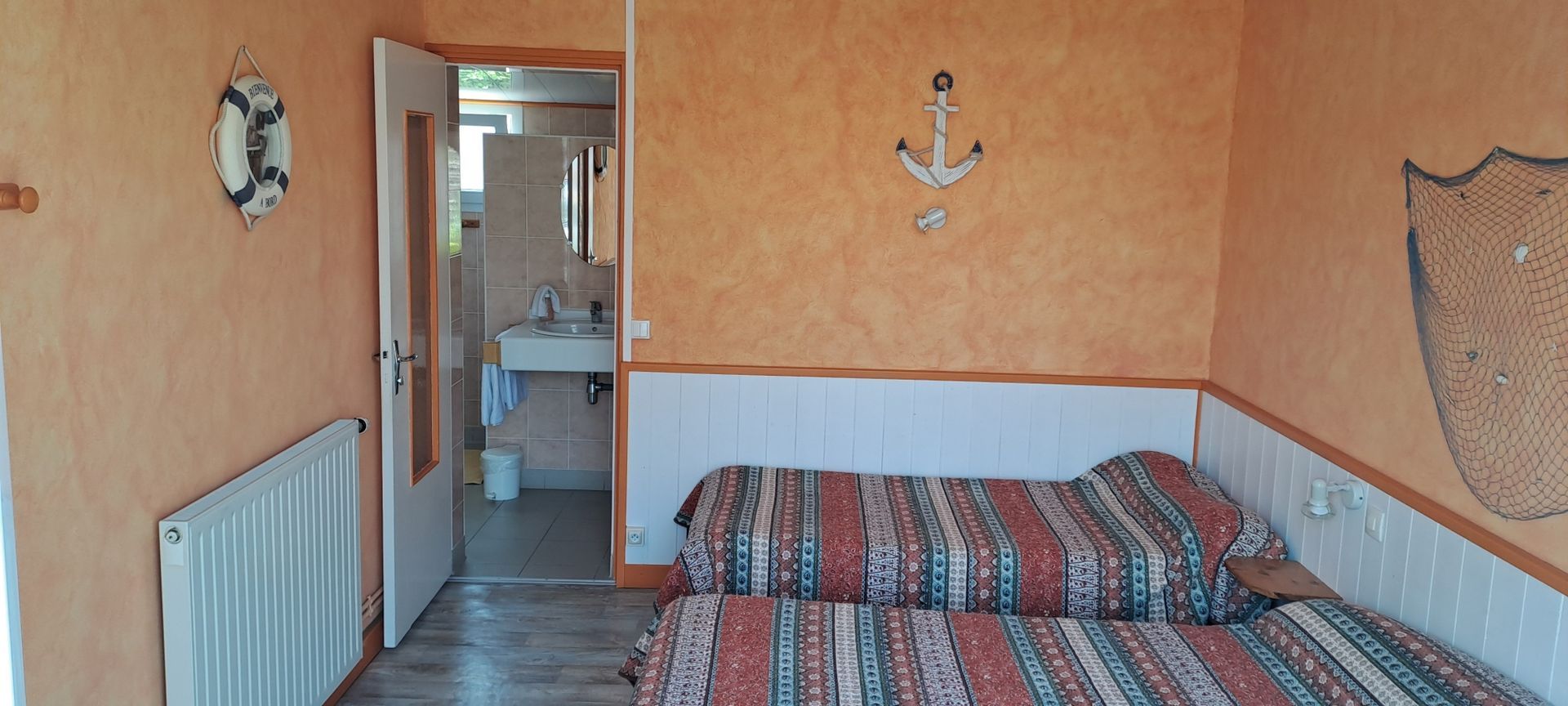 Une chambre avec des lits jumeaux