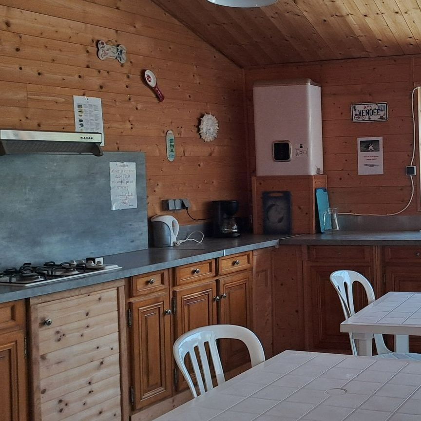 Une cuisine avec des murs en lambris