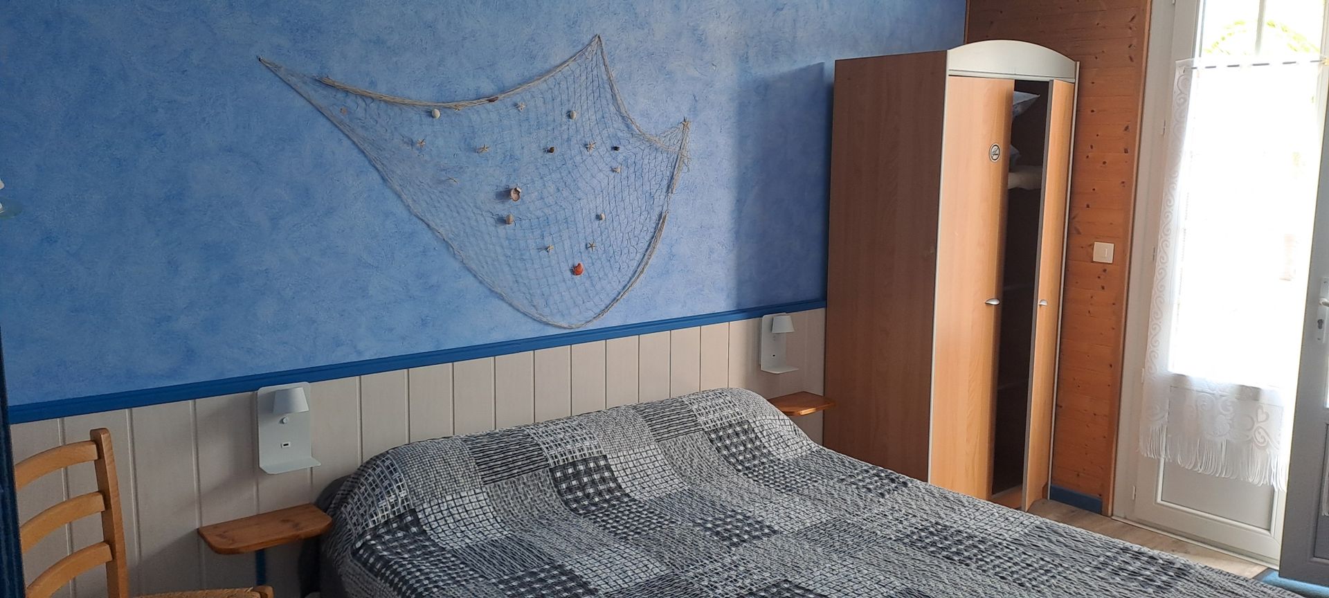 Une chambre aux murs bleus