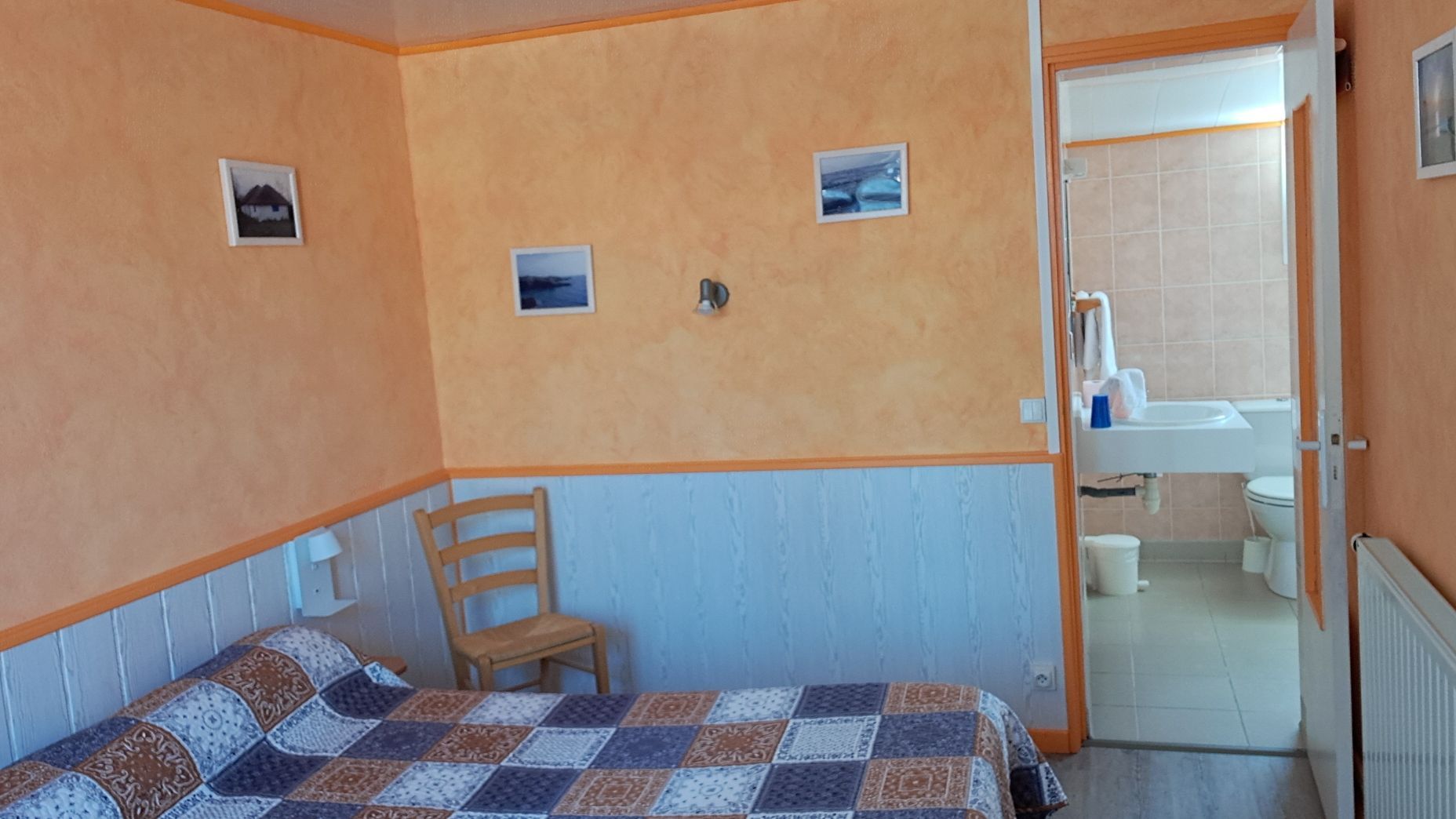 Une chambre bleu et jaune