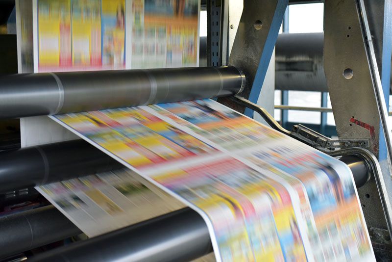 Grande presse ç flyers en train d'imprimer