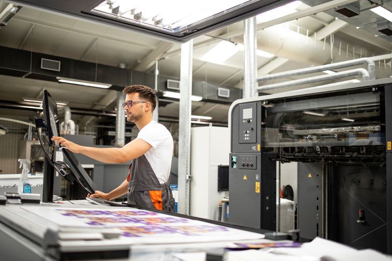 Un imprimeur en train de préparer l'impression de visuels