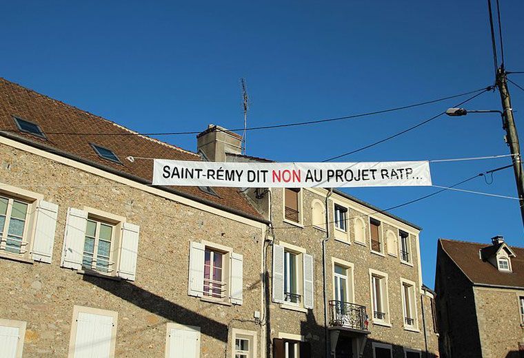 Bannière de manifestation étendue au dessus d'une rue