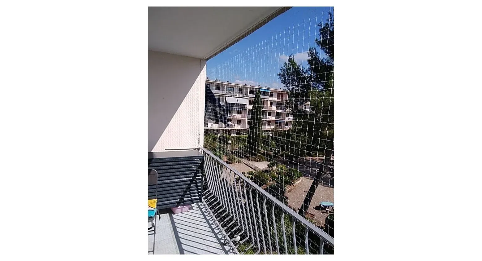 Balcon avec un filet antivolatile contre les nuisibles pour les empêcher de se poser et de réveiller les habitants