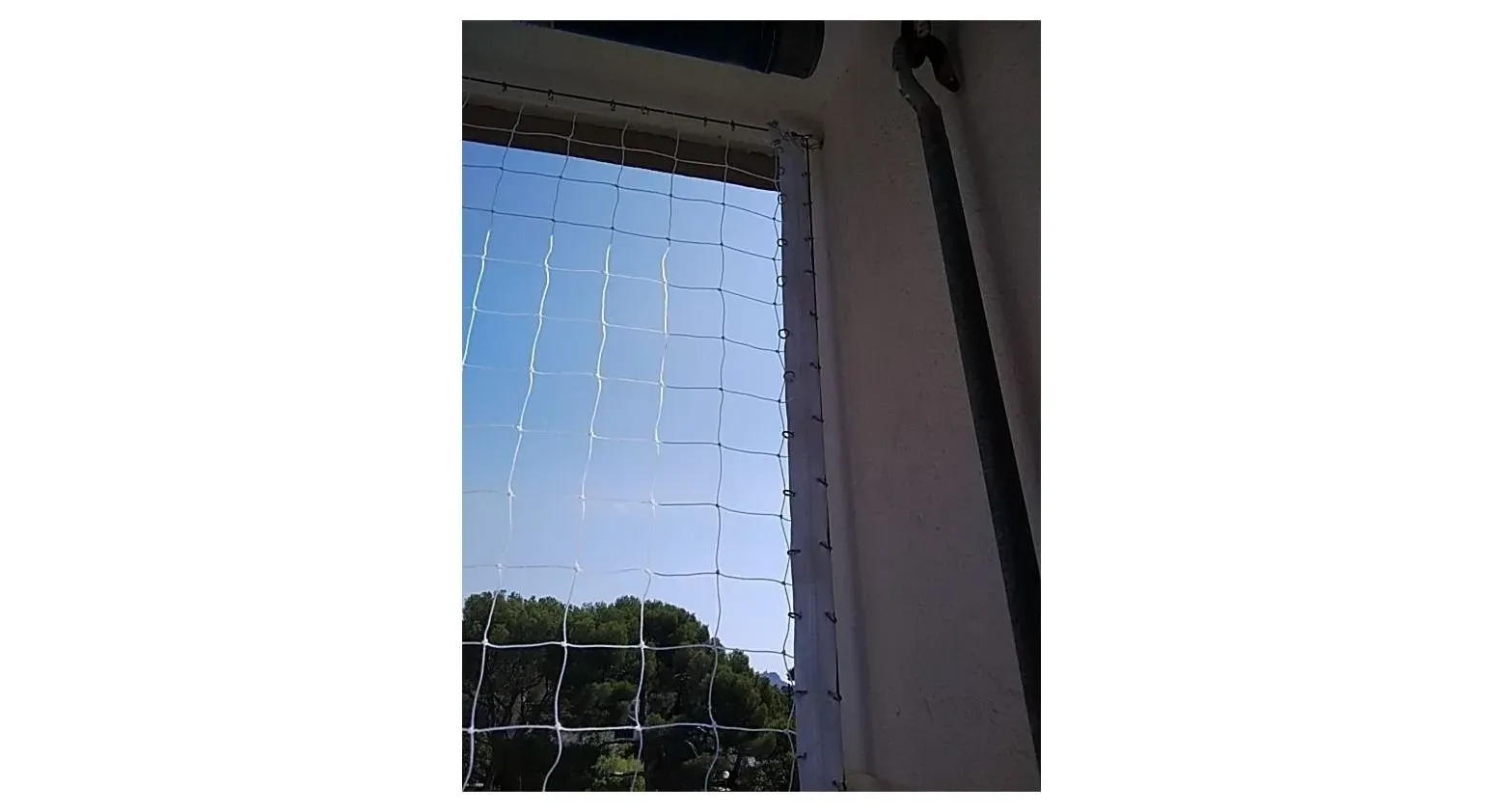 Balcon avec filet antivolatile pour empêcher les nuisibles de se poser, de construire un nid et de déposer des fientes