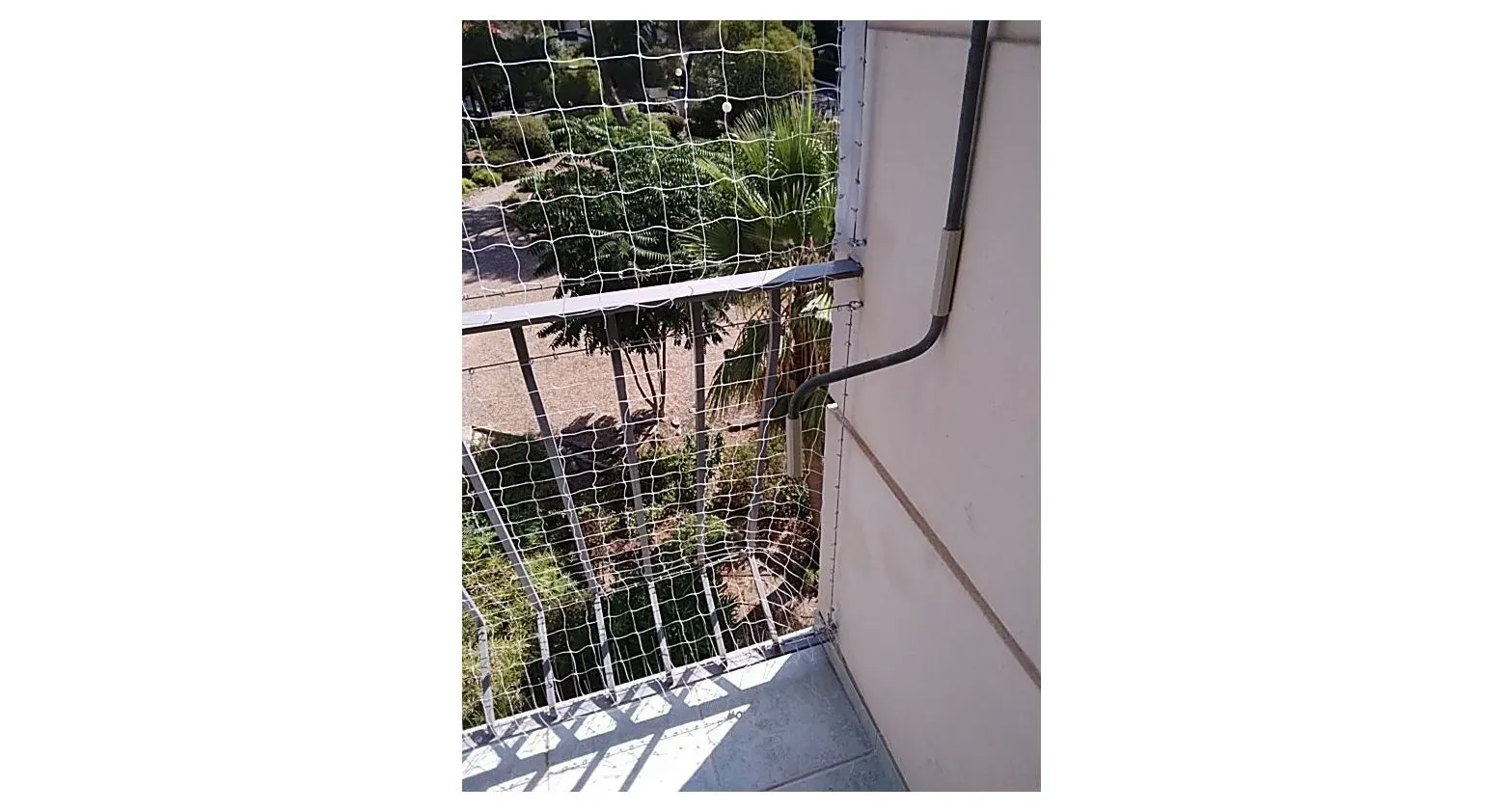 Balcon avec un filet antivolatile afin d'empêcher les volatiles nuisibles de se poser