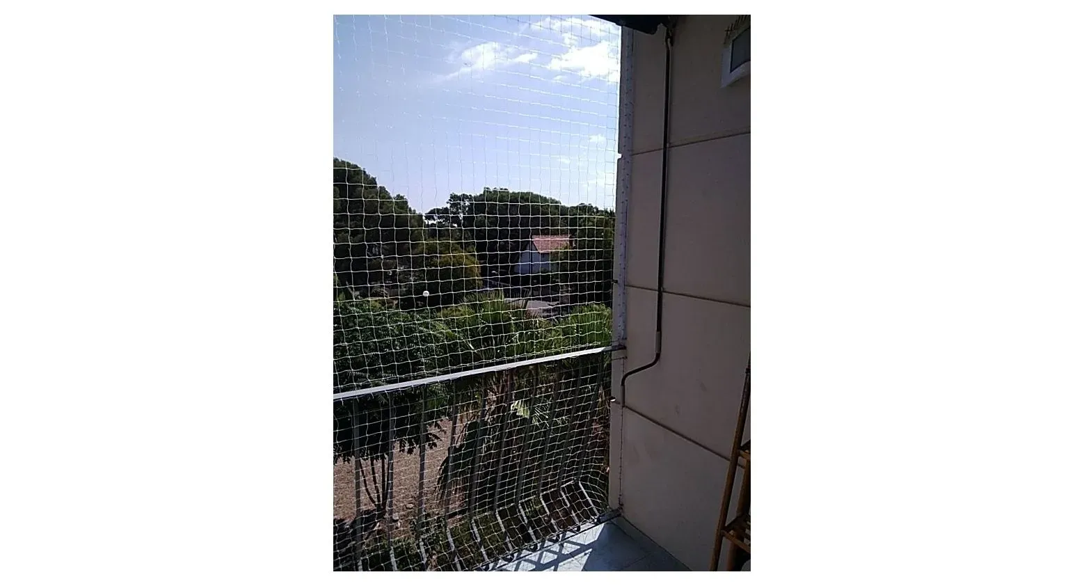 Balcon comportant un filet antivolatile pour les empêcher de se poser sur le balcon, de nuire et de déposer des fientes