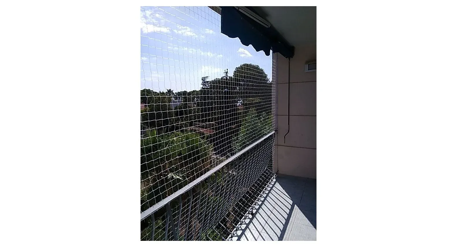 Balcon comportant un filet contre les volatiles