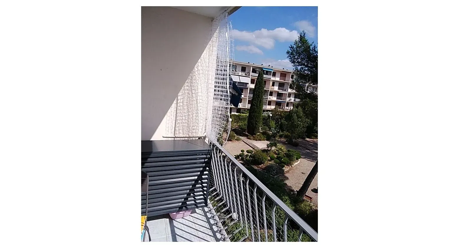 Balcon comportant un filet antivolatile