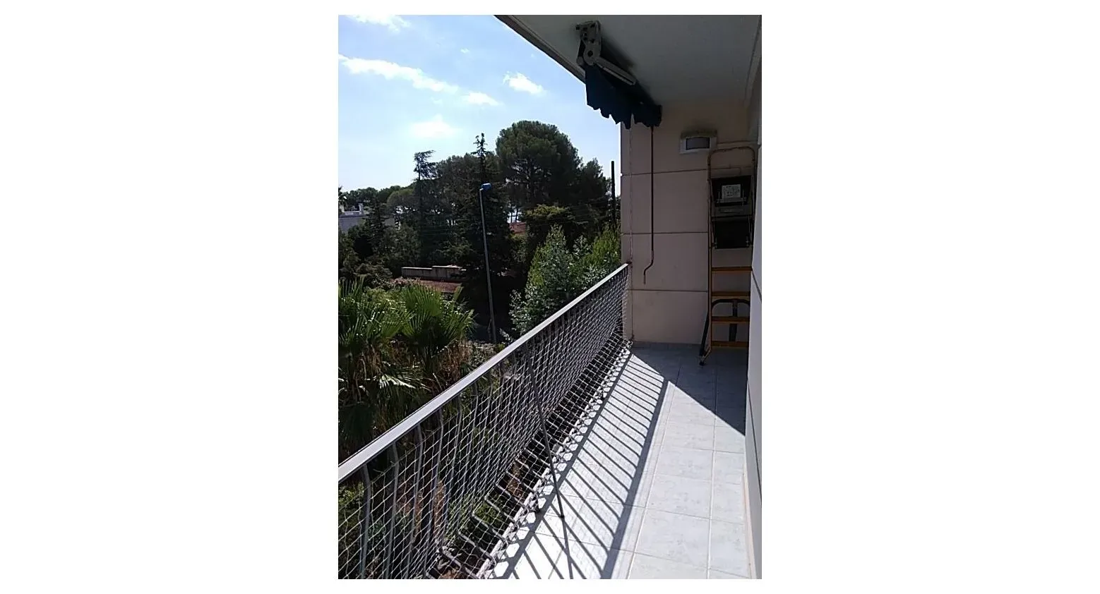 Balcon avec un filet antivolatile pour empêcher les nuisibles de se poser