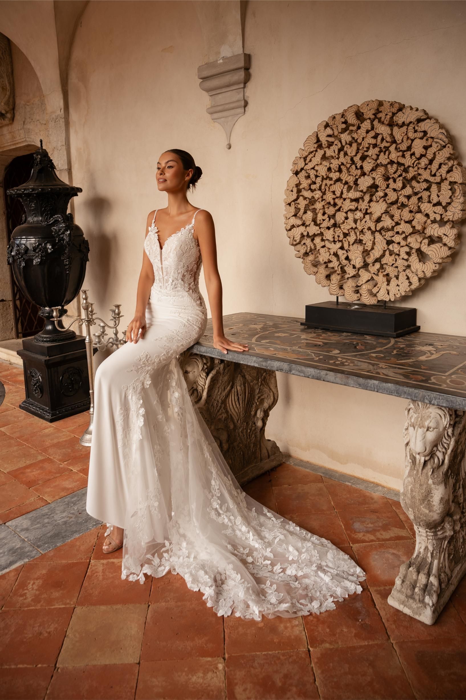 Abgebildet ist die Rückseite eines Brautkleides.