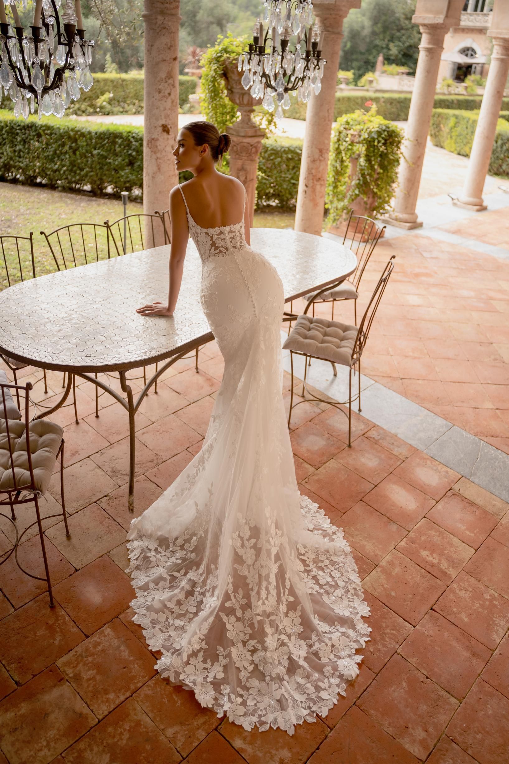 Abgebildet ist die Rückseite eines Brautkleides.