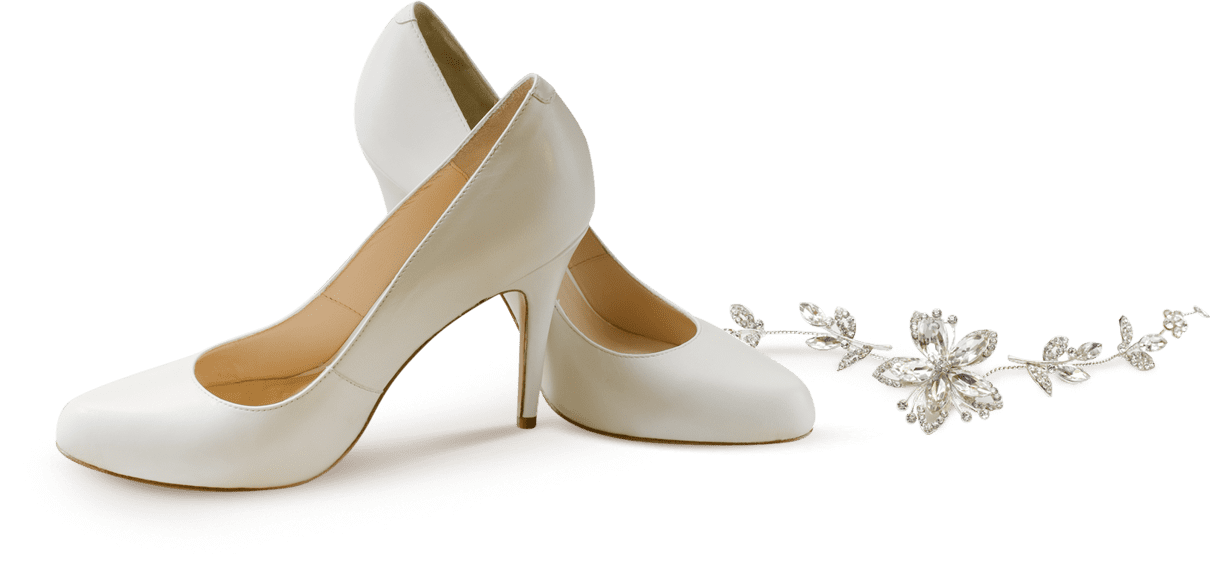 Ein Paar weiße High Heels auf weißem Hintergrund