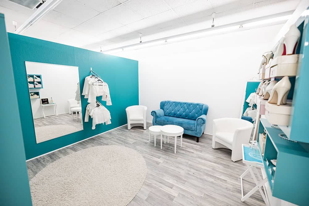 Ein Wohnzimmer mit Sofa, Stühlen, Tischen und Spiegel.